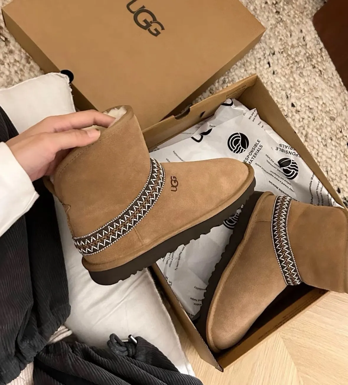 Local 💰520 UGG new moon model has arrived. The most convenient snow boots to put on and take off. Size 3536 37 38 39 40#